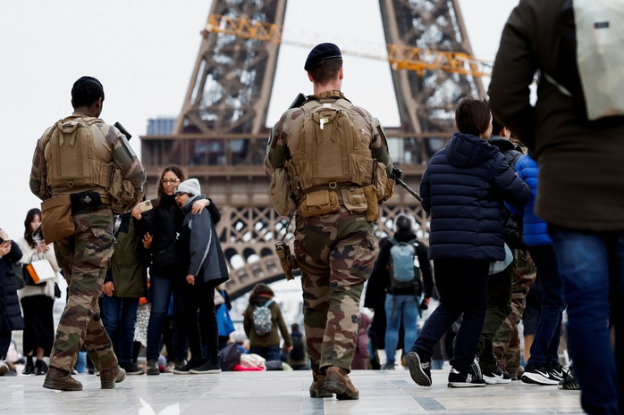 Binh sĩ tuần tra ở thủ đô Paris hôm 25-3 sau khi Pháp nâng cảnh báo khủng bố lên mức cao nhất Ảnh: REUTERS Binh sĩ tuần tra ở thủ đô Paris hôm 25-3 sau khi Pháp nâng cảnh báo khủng bố lên mức cao nhất Ảnh: REUTERS
