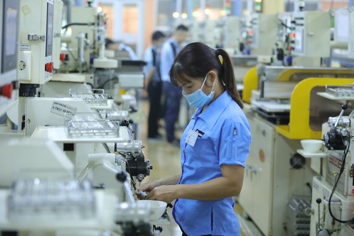 Công nhân làm việc tại một doanh nghiệp FDI ở khu vực phía Bắc Ảnh: MINH PHONG Công nhân làm việc tại một doanh nghiệp FDI ở khu vực phía Bắc Ảnh: MINH PHONG
