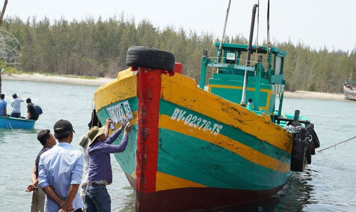 Tỉnh Bà Rịa - Vũng Tàu cấp số tạm cho các tàu cá để quản lý, chống khai thác bất hợp pháp Ảnh: ĐỨC ĐỊNH Tỉnh Bà Rịa - Vũng Tàu cấp số tạm cho các tàu cá để quản lý, chống khai thác bất hợp pháp Ảnh: ĐỨC ĐỊNH