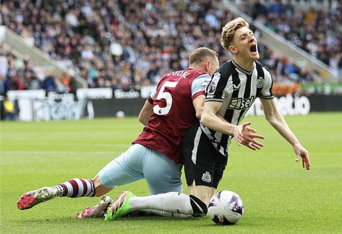 Rượt đuổi 7 bàn, Newcastle thắng nghẹt thở West Ham - Ảnh 1. Rượt đuổi 7 bàn, Newcastle thắng nghẹt thở West Ham - Ảnh 1.