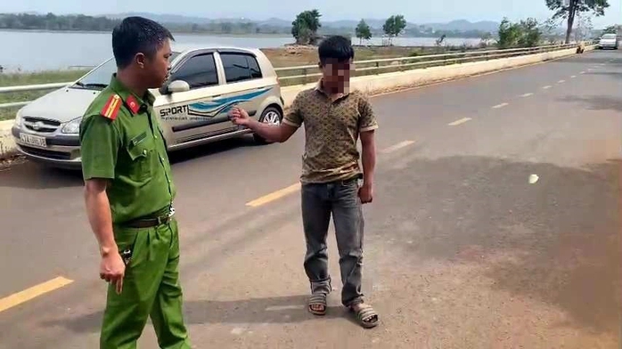 Nhậu xong, nhóm thanh niên rủ nhau đi đánh người, cướp xe máy- Ảnh 1. Nhậu xong, nhóm thanh niên rủ nhau đi đánh người, cướp xe máy- Ảnh 1.