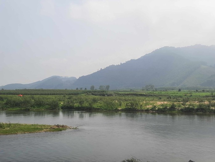 Bờ sông Ngàn Phố sạt lở nghiêm trọng, người dân lo mất hết đất sản xuất- Ảnh 4. Bờ sông Ngàn Phố sạt lở nghiêm trọng, người dân lo mất hết đất sản xuất- Ảnh 4.