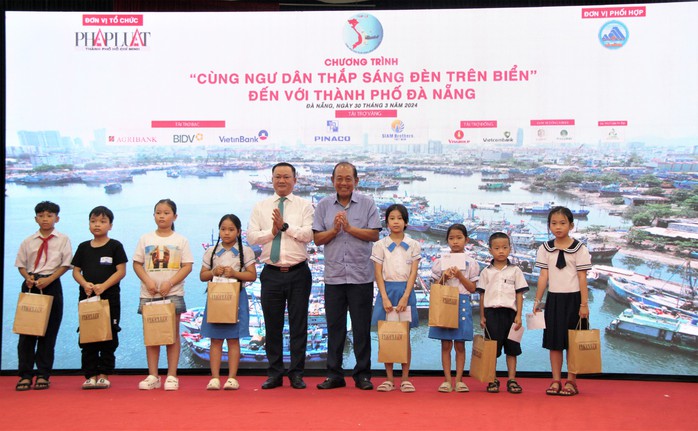 “Cùng ngư dân thắp sáng đèn trên biển” đến với ngư dân Đà Nẵng- Ảnh 1. “Cùng ngư dân thắp sáng đèn trên biển” đến với ngư dân Đà Nẵng- Ảnh 1.