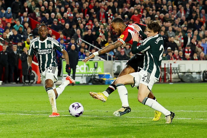 Nghiệt ngã phút bù giờ, Man United tiếc nuối chia điểm Brentford- Ảnh 1. Nghiệt ngã phút bù giờ, Man United tiếc nuối chia điểm Brentford- Ảnh 1.