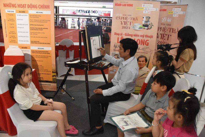 Dòng người xếp hàng chờ được ký họa chân dung tại Lễ hội Dòng người xếp hàng chờ được ký họa chân dung tại Lễ hội