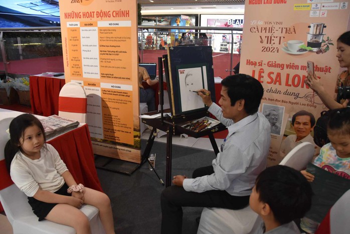 Dòng người xếp hàng chờ được ký họa chân dung tại Lễ hội Dòng người xếp hàng chờ được ký họa chân dung tại Lễ hội