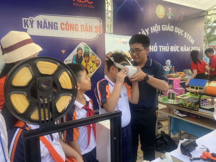 Học sinh trải nghiệm STEM: Học sinh trải nghiệm STEM: