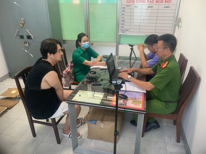 Bắt quả tang 10 cô gái trẻ bán dâm trong khách sạn, căn hộ cao cấp- Ảnh 1.