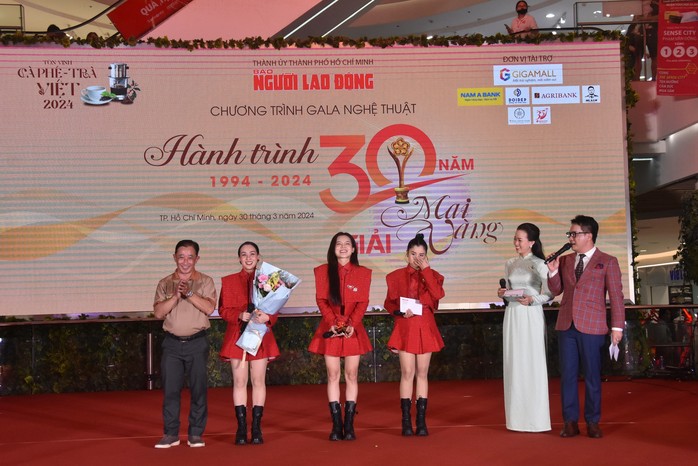 Loạt nghệ sĩ hạnh phúc được vinh danh!- Ảnh 13. Loạt nghệ sĩ hạnh phúc được vinh danh!- Ảnh 13.