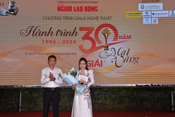 Loạt nghệ sĩ hạnh phúc được vinh danh!- Ảnh 8. Loạt nghệ sĩ hạnh phúc được vinh danh!- Ảnh 8.