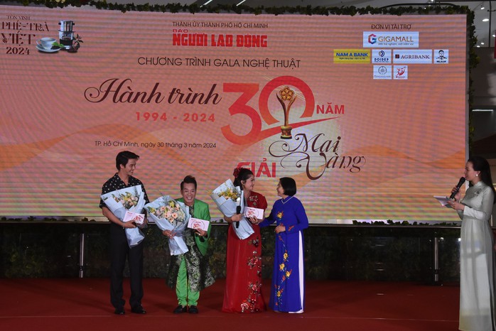Loạt nghệ sĩ hạnh phúc được vinh danh!- Ảnh 6. Loạt nghệ sĩ hạnh phúc được vinh danh!- Ảnh 6.