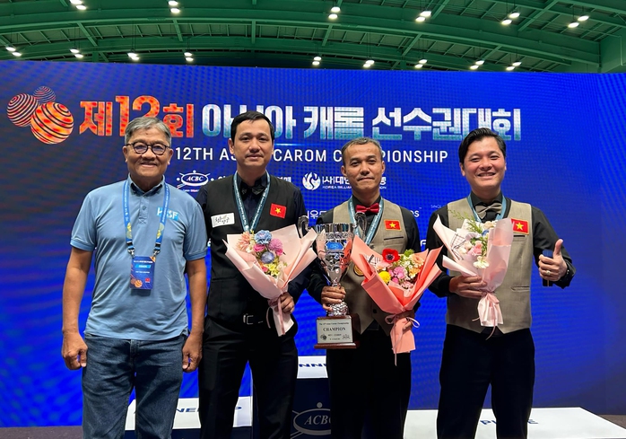 Ba cơ thủ Việt Nam nhận giải thưởng nội dung carom 1 băngẢnh: Hòa Nguyễn Ba cơ thủ Việt Nam nhận giải thưởng nội dung carom 1 băngẢnh: Hòa Nguyễn