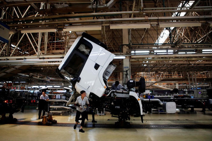 Công nhân tại một nhà máy ở TP Tây An , tỉnh Thiểm Tây - Trung Quốc Ảnh: Reuters Công nhân tại một nhà máy ở TP Tây An , tỉnh Thiểm Tây - Trung Quốc Ảnh: Reuters