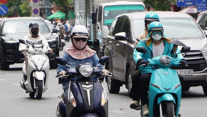 Thời tiết nhiều nơi tại Nam Bộ chạm mốc 40 độ C- Ảnh 1. Thời tiết nhiều nơi tại Nam Bộ chạm mốc 40 độ C- Ảnh 1.
