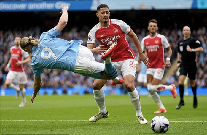Pha bóng khiến CĐV Arsenal thót tim đầu trận Pha bóng khiến CĐV Arsenal thót tim đầu trận