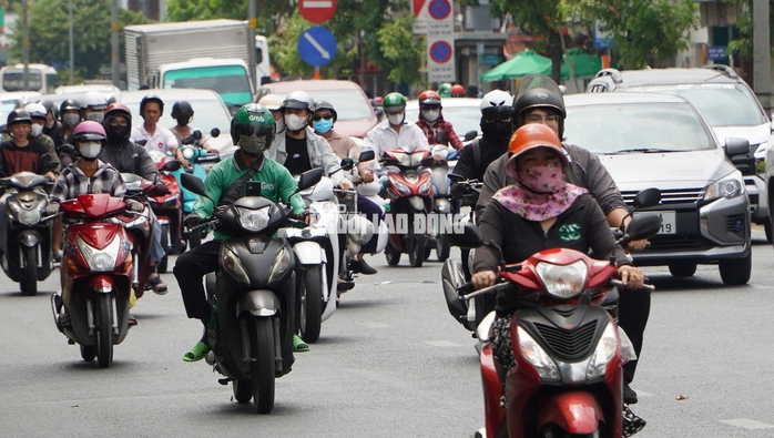 Hình ảnh đường phố TP HCM trong khung giờ nắng nóng nhất- Ảnh 1. Hình ảnh đường phố TP HCM trong khung giờ nắng nóng nhất- Ảnh 1.