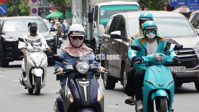 Hình ảnh đường phố TP HCM trong khung giờ nắng nóng nhất- Ảnh 2. Hình ảnh đường phố TP HCM trong khung giờ nắng nóng nhất- Ảnh 2.