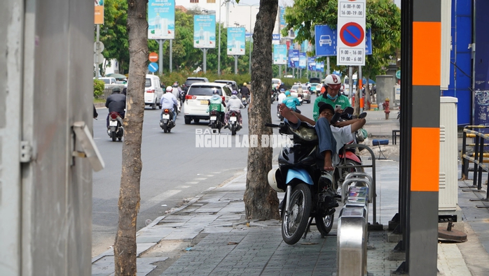 Hình ảnh đường phố TP HCM trong khung giờ nắng nóng nhất- Ảnh 3. Hình ảnh đường phố TP HCM trong khung giờ nắng nóng nhất- Ảnh 3.