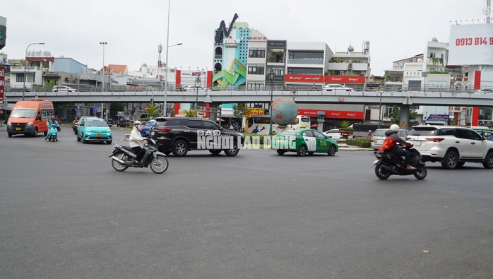 Hình ảnh đường phố TP HCM trong khung giờ nắng nóng nhất- Ảnh 4. Hình ảnh đường phố TP HCM trong khung giờ nắng nóng nhất- Ảnh 4.