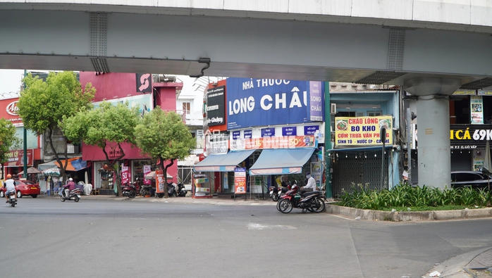 Hình ảnh đường phố TP HCM trong khung giờ nắng nóng nhất- Ảnh 7. Hình ảnh đường phố TP HCM trong khung giờ nắng nóng nhất- Ảnh 7.