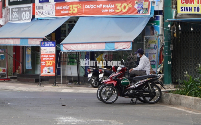Hình ảnh đường phố TP HCM trong khung giờ nắng nóng nhất- Ảnh 6. Hình ảnh đường phố TP HCM trong khung giờ nắng nóng nhất- Ảnh 6.