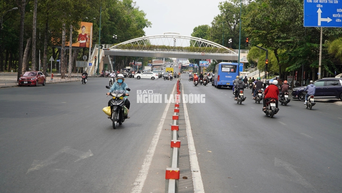 Hình ảnh đường phố TP HCM trong khung giờ nắng nóng nhất- Ảnh 8. Hình ảnh đường phố TP HCM trong khung giờ nắng nóng nhất- Ảnh 8.