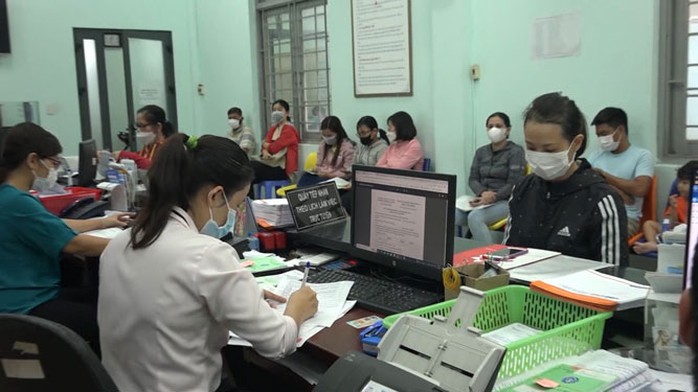 Người lao động làm thủ tục hưởng BHXH một lần tại BHXH quận 12, TP HCM Ảnh: HUỲNH NHƯ