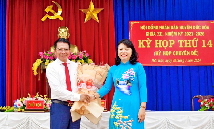 Hai tân chủ tịch huyện ở Long An được bầu với số phiếu đạt 100%- Ảnh 4. Hai tân chủ tịch huyện ở Long An được bầu với số phiếu đạt 100%- Ảnh 4.