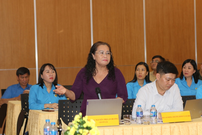 Vì sao lao động nữ dễ đi đến quyết định rút BHXH một lần?- Ảnh 1. Vì sao lao động nữ dễ đi đến quyết định rút BHXH một lần?- Ảnh 1.