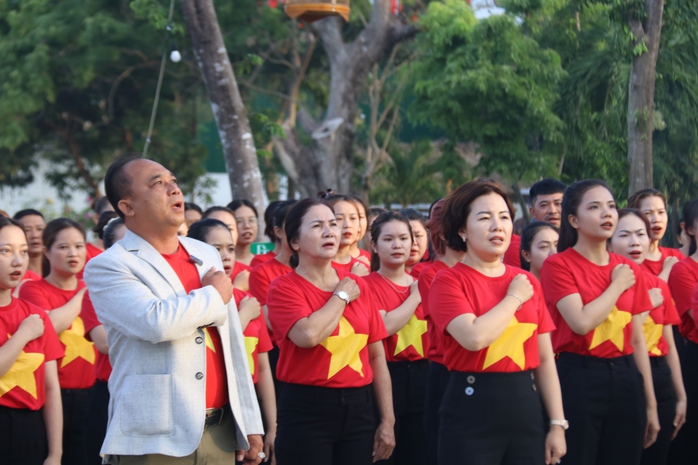 Hơn 200 người tham gia chào cờ và dọn vệ sinh môi trường- Ảnh 2.