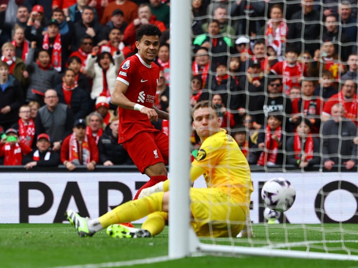 Liverpool ngược dòng hạ Brighton, trở lại ngôi đầu Giải Ngoại hạng Anh- Ảnh 5. Liverpool ngược dòng hạ Brighton, trở lại ngôi đầu Giải Ngoại hạng Anh- Ảnh 5.