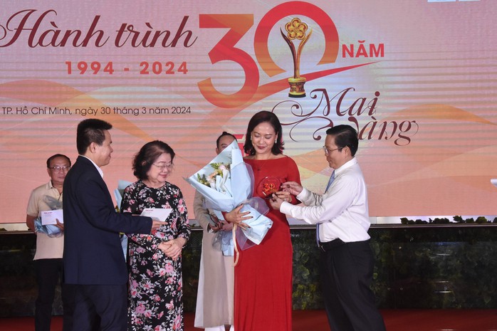 Loạt nghệ sĩ hạnh phúc được vinh danh!- Ảnh 12. Loạt nghệ sĩ hạnh phúc được vinh danh!- Ảnh 12.