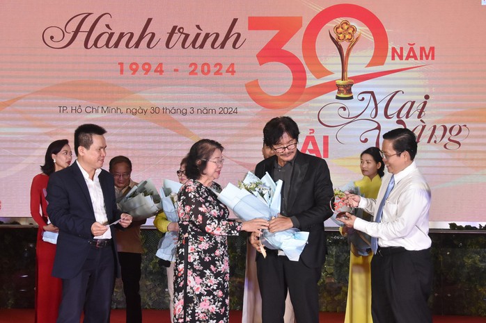 Loạt nghệ sĩ hạnh phúc được vinh danh!- Ảnh 3. Loạt nghệ sĩ hạnh phúc được vinh danh!- Ảnh 3.