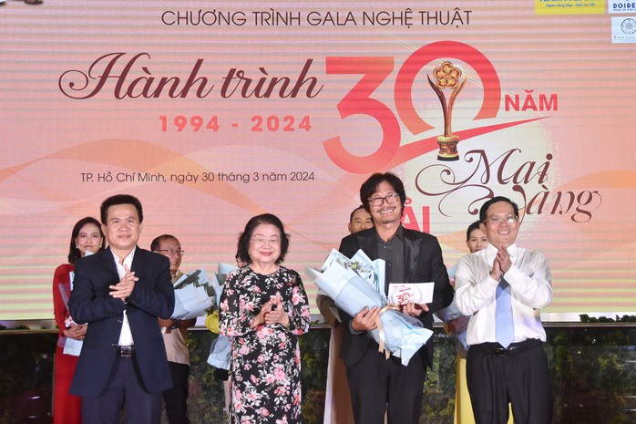 Loạt nghệ sĩ hạnh phúc được vinh danh!- Ảnh 4. Loạt nghệ sĩ hạnh phúc được vinh danh!- Ảnh 4.