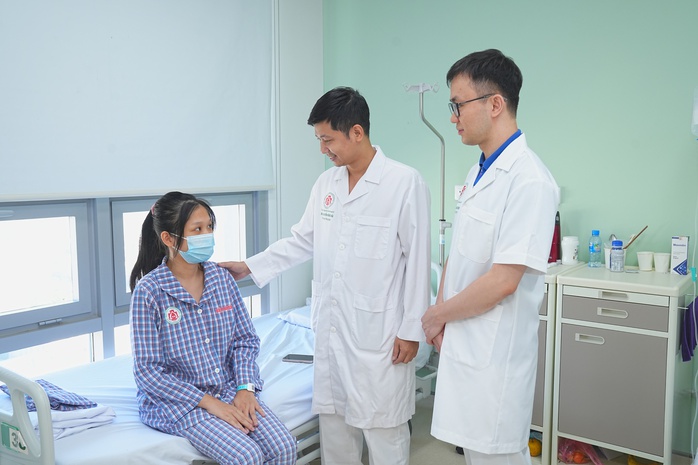 Bác sĩ thăm hỏi bệnh nhân đang điều trị tại Bệnh viện Trung ương Quân đội 108 Ảnh: NGUYỄN BẢO Bác sĩ thăm hỏi bệnh nhân đang điều trị tại Bệnh viện Trung ương Quân đội 108 Ảnh: NGUYỄN BẢO