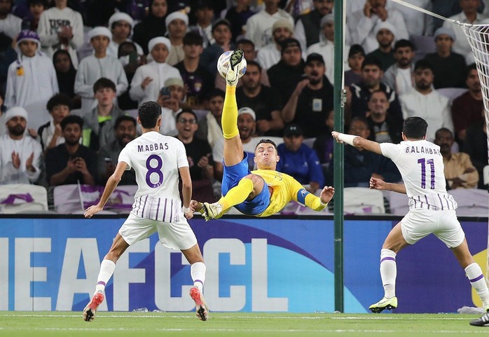 Al-Nassr vấp ngã ở tứ kết, Ronaldo tiếp tục bị CĐV khiêu khích- Ảnh 1. Al-Nassr vấp ngã ở tứ kết, Ronaldo tiếp tục bị CĐV khiêu khích- Ảnh 1.