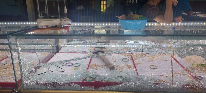 Nhóm cướp tiệm vàng ở Bình Dương tẩu thoát 2 hướng, gây khó khăn khi truy bắt- Ảnh 3. Nhóm cướp tiệm vàng ở Bình Dương tẩu thoát 2 hướng, gây khó khăn khi truy bắt- Ảnh 3.