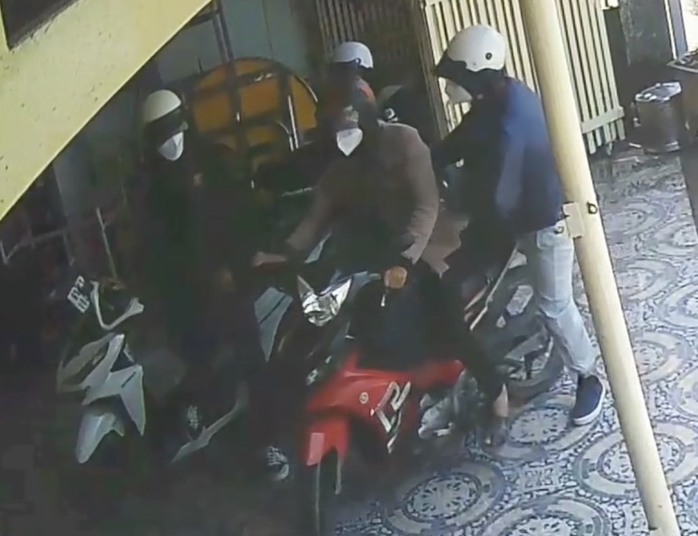 Nhóm cướp tiệm vàng ở Bình Dương tẩu thoát 2 hướng, gây khó khăn khi truy bắt- Ảnh 1. Nhóm cướp tiệm vàng ở Bình Dương tẩu thoát 2 hướng, gây khó khăn khi truy bắt- Ảnh 1.