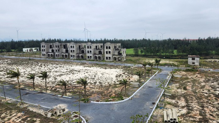 Hàng loạt công trình biệt thự, villa của dự án FLC Quảng Bình xây dựng dở dang Hàng loạt công trình biệt thự, villa của dự án FLC Quảng Bình xây dựng dở dang