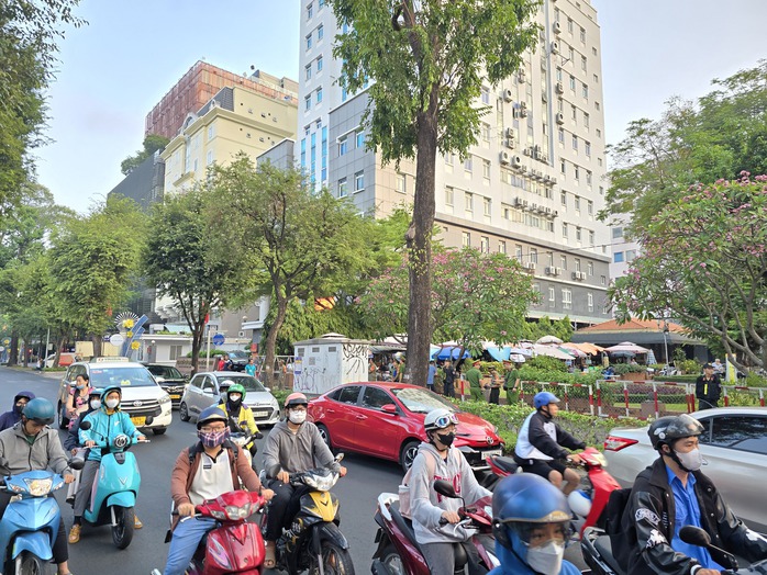 Video: Xe chở bà Trương Mỹ Lan và đồng phạm đã có mặt ở TAND TP HCM- Ảnh 4. Video: Xe chở bà Trương Mỹ Lan và đồng phạm đã có mặt ở TAND TP HCM- Ảnh 4.