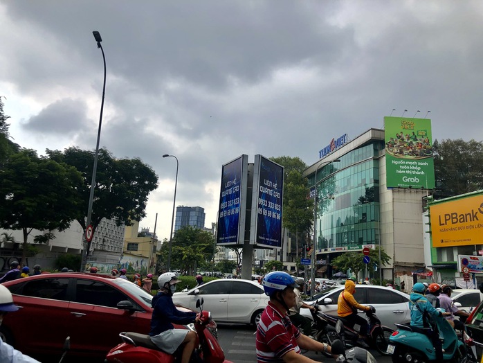 TP HCM hầu như không nắng từ sớm đến trưa, liệu sắp có mưa giải nhiệt?- Ảnh 1. TP HCM hầu như không nắng từ sớm đến trưa, liệu sắp có mưa giải nhiệt?- Ảnh 1.