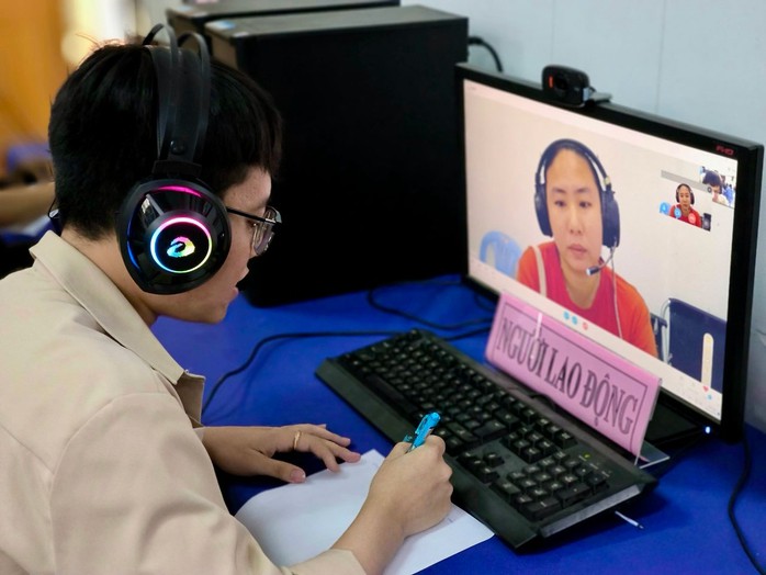 Tìm việc tại các sàn giao dịch việc làm trực tiếp hoặc trực tuyến của các đơn vị uy tín sẽ an toàn Ảnh: NHƯ HUỲNH Tìm việc tại các sàn giao dịch việc làm trực tiếp hoặc trực tuyến của các đơn vị uy tín sẽ an toàn Ảnh: NHƯ HUỲNH