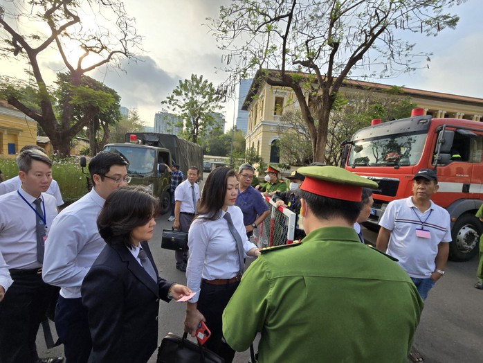 Hình ảnh bà Trương Mỹ Lan và đồng phạm trong ngày đầu xét xử- Ảnh 19. Hình ảnh bà Trương Mỹ Lan và đồng phạm trong ngày đầu xét xử- Ảnh 19.