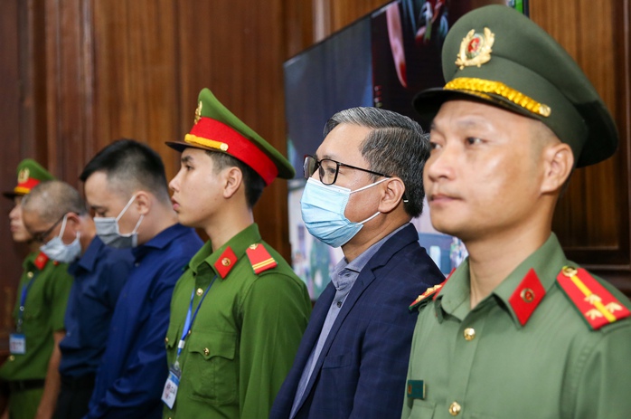 Xét xử vụ Vạn Thịnh Phát: Chủ tọa yêu cầu bị cáo Nguyễn Cao Trí cung cấp bệnh án- Ảnh 1. Xét xử vụ Vạn Thịnh Phát: Chủ tọa yêu cầu bị cáo Nguyễn Cao Trí cung cấp bệnh án- Ảnh 1.