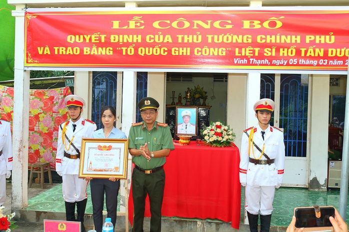 Trao bằng “Tổ quốc ghi công” cho gia đình liệt sĩ Hồ Tấn Dương- Ảnh 1.