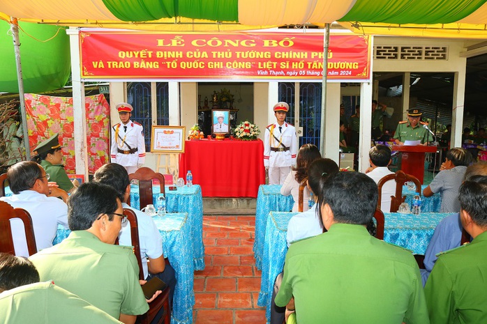 Trao bằng “Tổ quốc ghi công” cho gia đình liệt sĩ Hồ Tấn Dương- Ảnh 3.