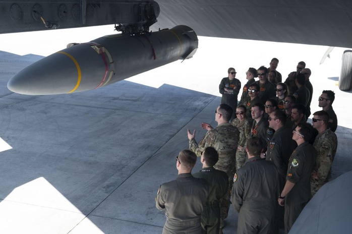 Tên lửa AGM-183A ARRW lắp đặt dưới máy bay B-52 tại đảo Guam. Ảnh: Không quân Mỹ Tên lửa AGM-183A ARRW lắp đặt dưới máy bay B-52 tại đảo Guam. Ảnh: Không quân Mỹ