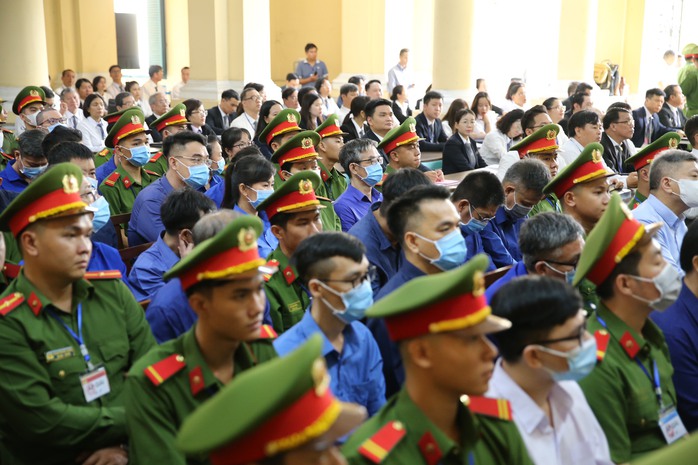Hình ảnh bà Trương Mỹ Lan và đồng phạm trong ngày đầu xét xử- Ảnh 17. Hình ảnh bà Trương Mỹ Lan và đồng phạm trong ngày đầu xét xử- Ảnh 17.