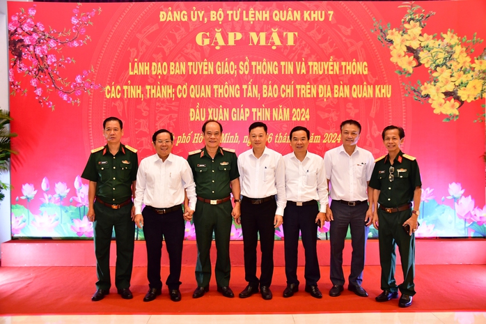 Báo Người Lao Động nhận Bằng khen của Bộ Tư lệnh Quân khu 7- Ảnh 4. Báo Người Lao Động nhận Bằng khen của Bộ Tư lệnh Quân khu 7- Ảnh 4.