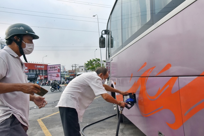 Xuất hóa đơn bán lẻ xăng dầu: Cấp thiết nhưng vướng đủ thứ!- Ảnh 1.